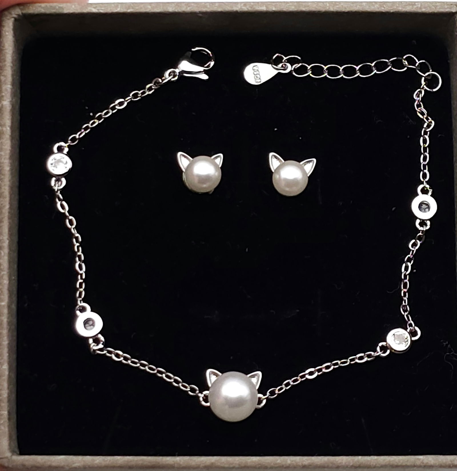 925 Silver, Crystal And Faux Pearl Bracelet And Cat Earrings Set.: 925 Silver, Crystal And Faux Pearl Bracelet And Cat Earrings Set.BY REGISTERING FOR THIS SALE AND BIDDING ON ANY ITEM, ALL BIDDERS ARE ENTERING INTO A CONTRACT AND AGREE TO ABIDE BY AND ACCEPT THESE T