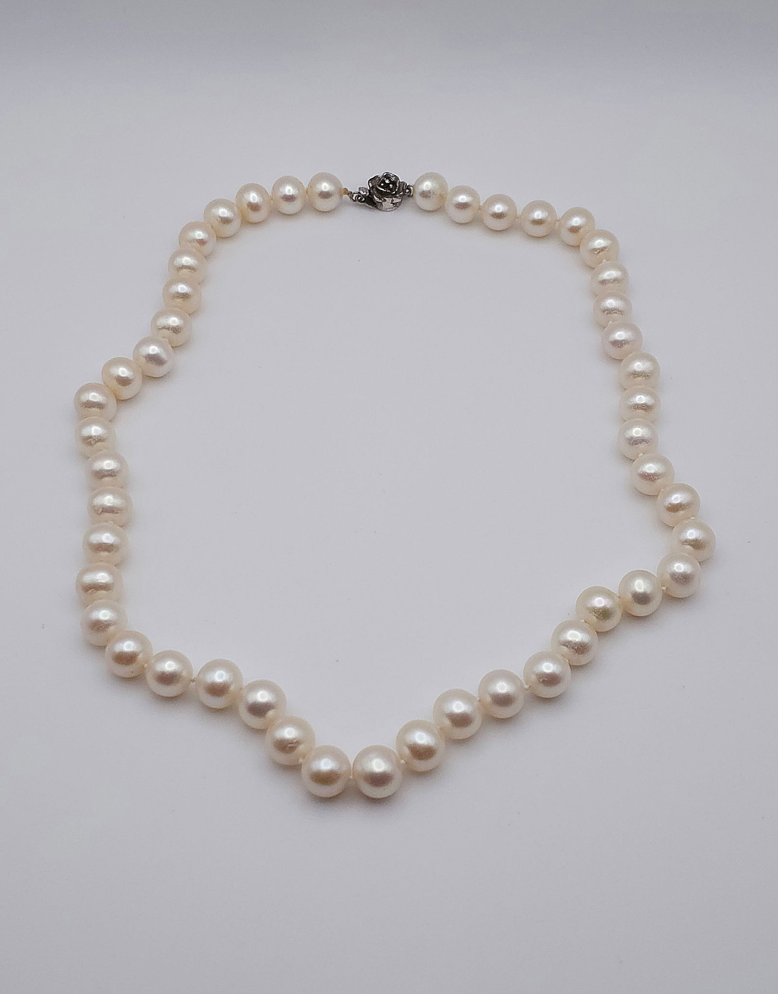 Natural 5.0/5.5 mm Pearl Necklace 18" Long: Natural 5.0/5.5 mm Pearl Necklace 18" LongBY REGISTERING FOR THIS SALE AND BIDDING ON ANY ITEM, ALL BIDDERS ARE ENTERING INTO A CONTRACT AND AGREE TO ABIDE BY AND ACCEPT THESE TERMS OF SALE. PLEASE RE