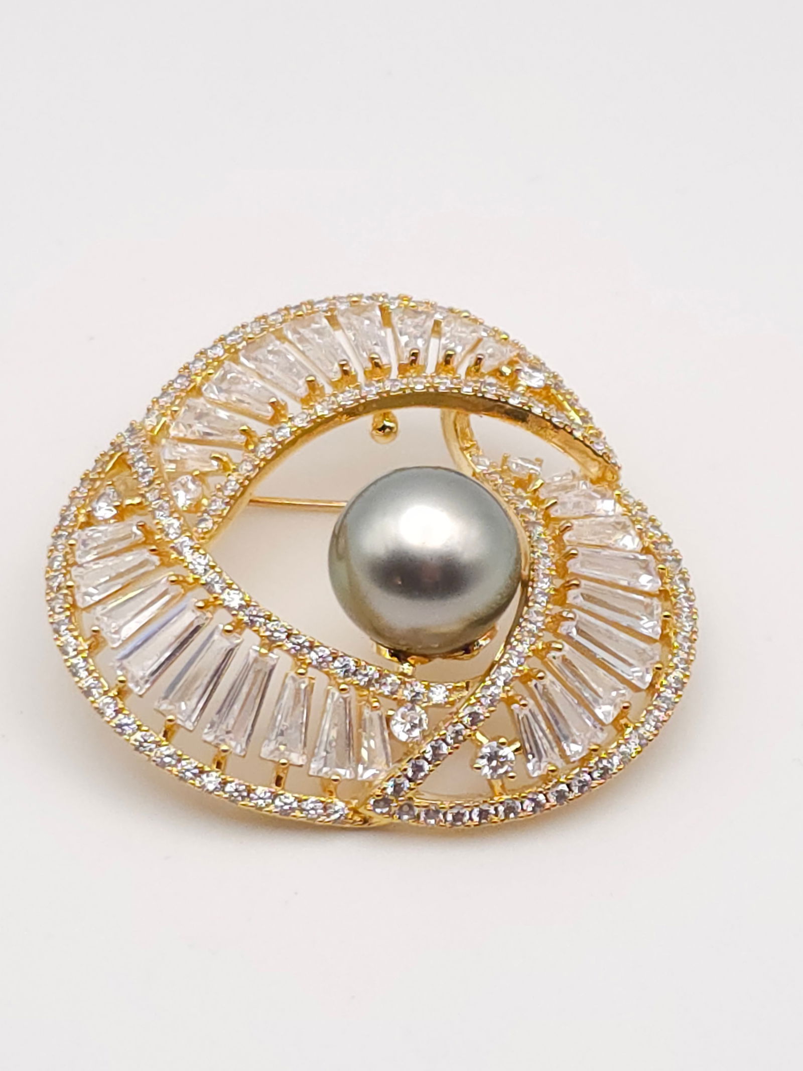 Natural Pearl And Crystal Brooch Pendant: Natural Pearl And Crystal Brooch PendantBY REGISTERING FOR THIS SALE AND BIDDING ON ANY ITEM, ALL BIDDERS ARE ENTERING INTO A CONTRACT AND AGREE TO ABIDE BY AND ACCEPT THESE TERMS OF SALE. PLEASE READ
