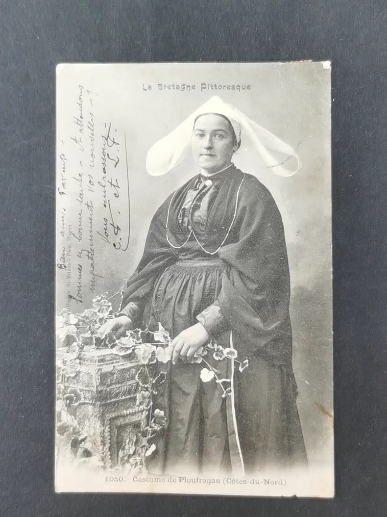 A postcard of traditional costumes from Brittany, France: Size:/. Condition: Good used condition. Provenance: From Philadelphia PA estate. In house shipping is available for this item. All the items AS IS, please join the auction preview for the condition De