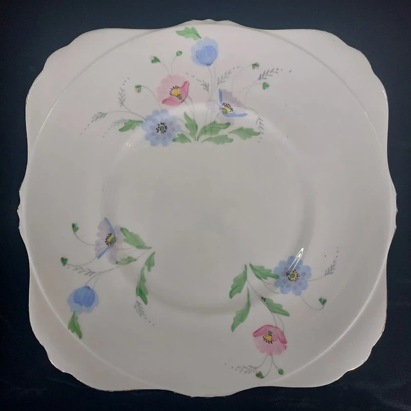 Vintage Royal Grafton Sandwich Plate: Size:/. Condition: Good used condition. Provenance: From Philadelphia PA estate. In house shipping is available for this item. All the items AS IS, please join the auction preview for the condition De