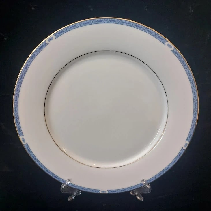 Boots Blenheim Blue Dinner Plates set of 3: Size:/. Condition: Good used condition. Provenance: From Philadelphia PA estate. In house shipping is available for this item. All the items AS IS, please join the auction preview for the condition De