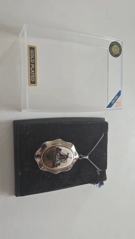 Vintage 18" Holland Windmill necklace chain: Dimension: inches/ cm, please note Due to manual measurement, dimensions may vary. Condition: Good used condition, please note buyers are obligated to come to the site to inspect the condition and det