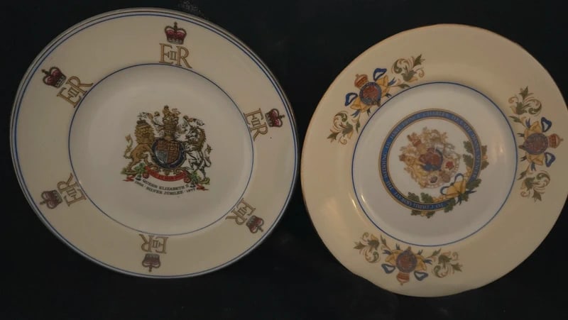 Vintage H.M The Queen Elizabeth II Silver Jubilee Commemorative Plate & Charles & Diana plate (1 of 2)