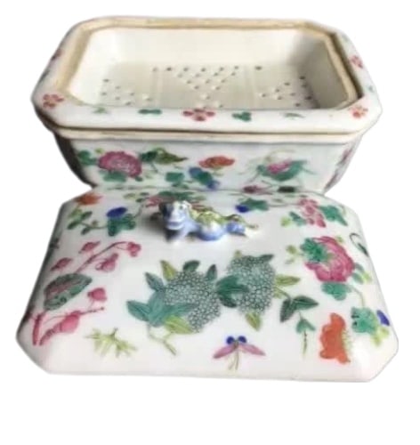Chinese Antique Famille Rose Porcelain Box: Dimension: 5 inches/ 12.7 cm, please note Due to manual measurement, dimensions may vary. Condition: Good used condition, please note buyers are obligated to come to the site to inspect the condition