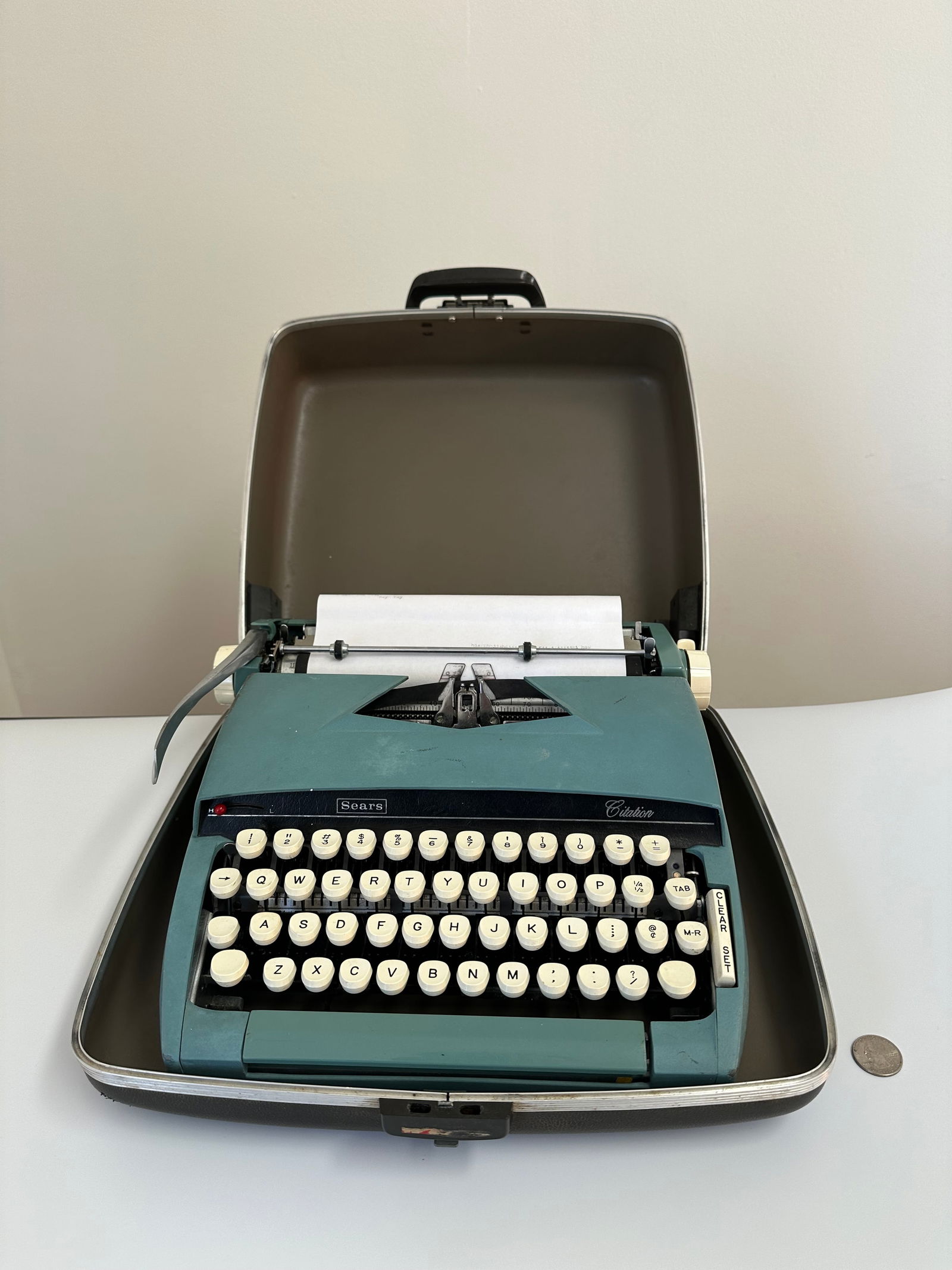 Vintage Typewriter With Case TESTED WORKS (1 of 3)