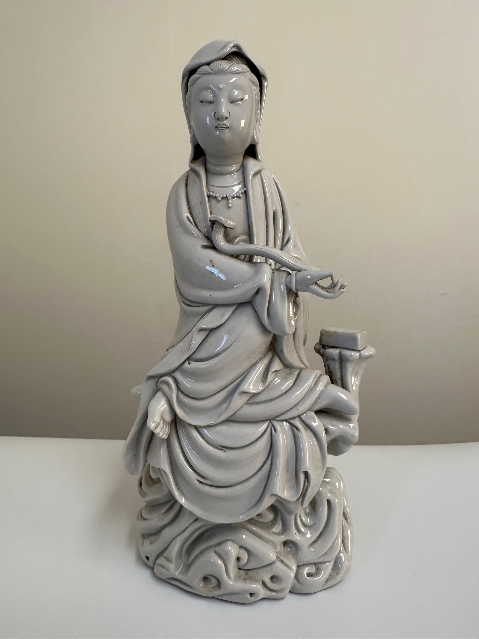 Chinese White Glazed Porcelain Guanyin: Dimension:12.3 inches/ 31.2 cm, please note Due to manual measurement, dimensions may vary. Condition: Good used condition, wear, please note buyers are obligated to come to the site to inspect the co