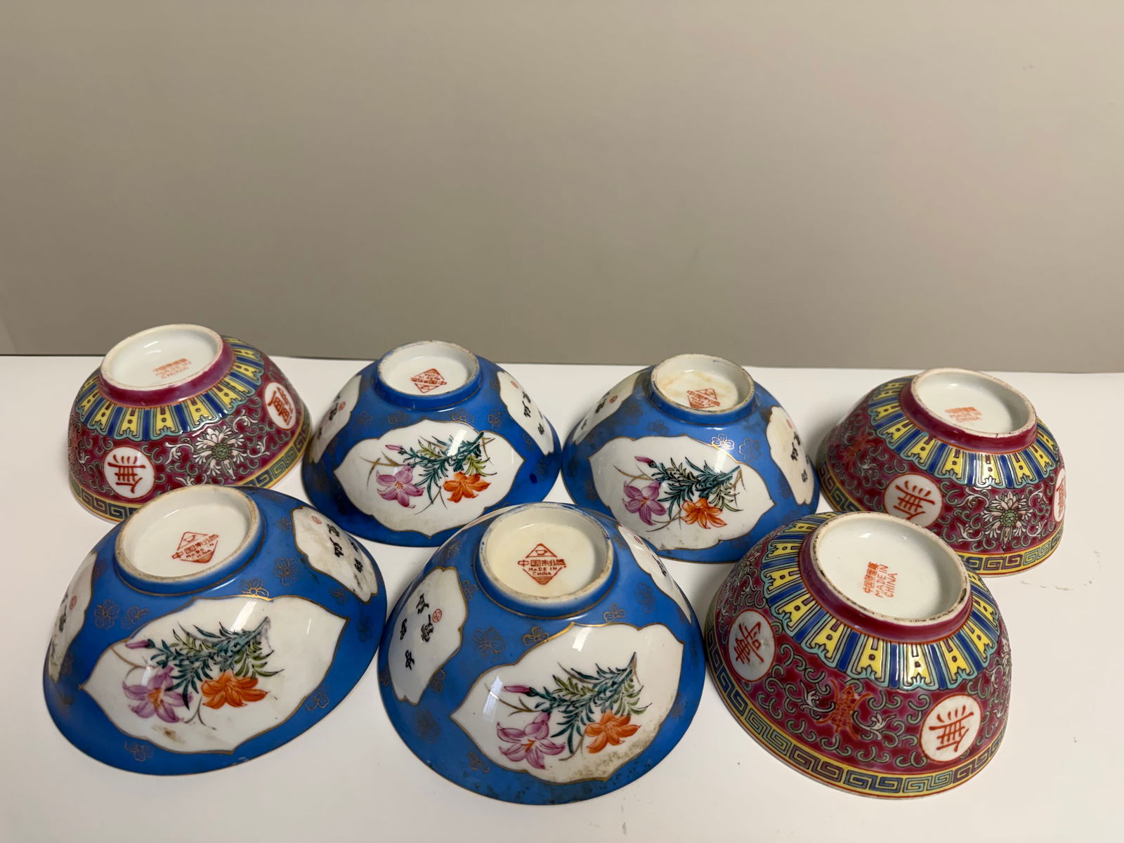 Set of 7 famille rose porcelain bowls: Dimension: width 4.5 inch/11.5cm , please note Due to manual measurement, dimensions may vary. Condition: Good used condition, please note buyers are obligated to come to the site to inspect the