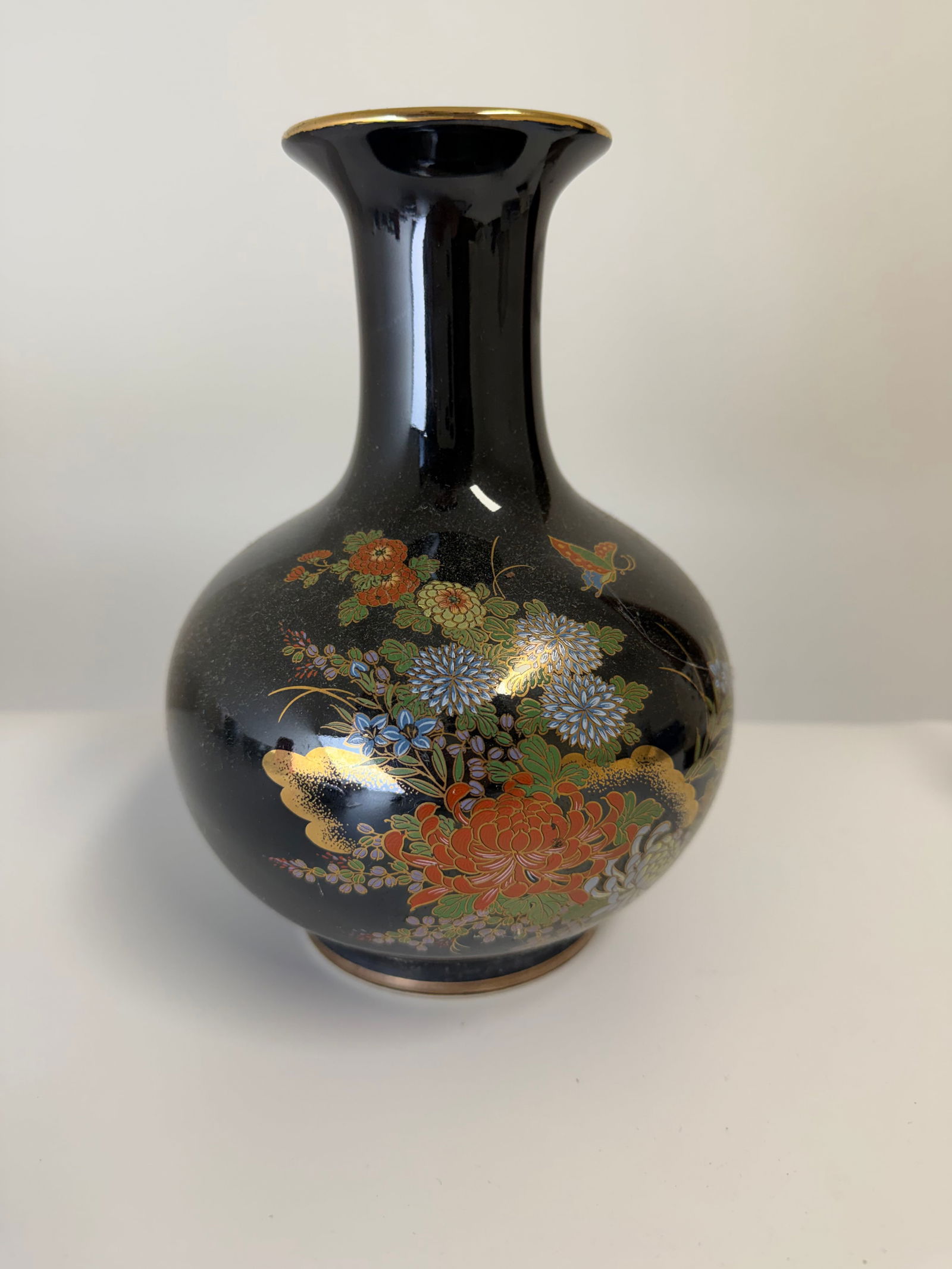 Black Glazed Gilded Porcelain Vase: Dimension: 8 inch / 20.1 cm , please note Due to manual measurement, dimensions may vary. Condition: Good used condition, please note buyers are obligated to come to the site to inspect the condition