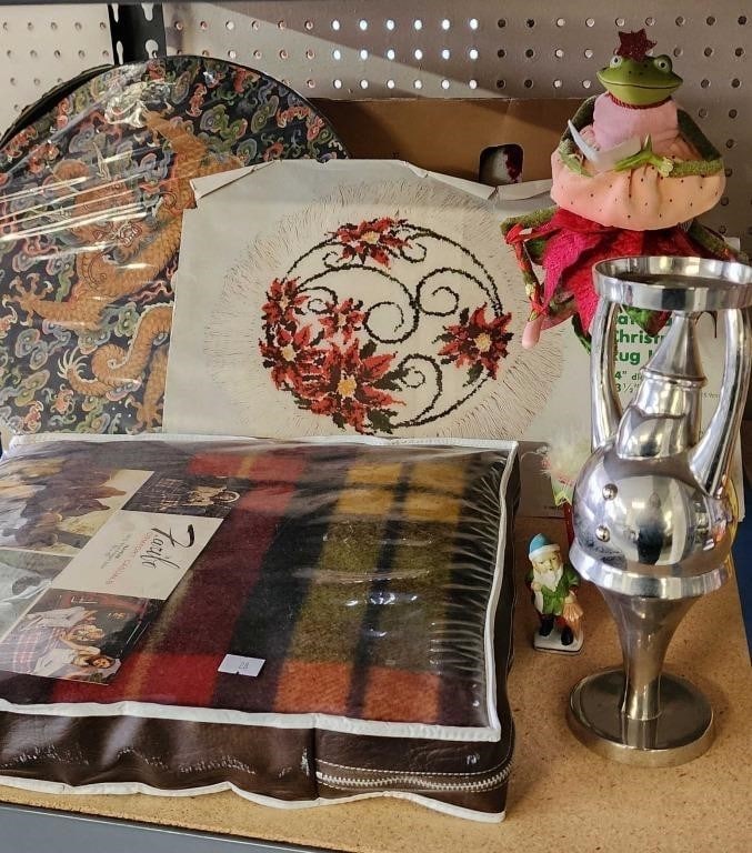 Farbo Blanket, Latch, A Christmas Rug Kit: Dimension: / , please note Due to manual measurement, dimensions may vary. Condition: Good used condition, please note buyers are obligated to come to the site to inspect the condition and details of