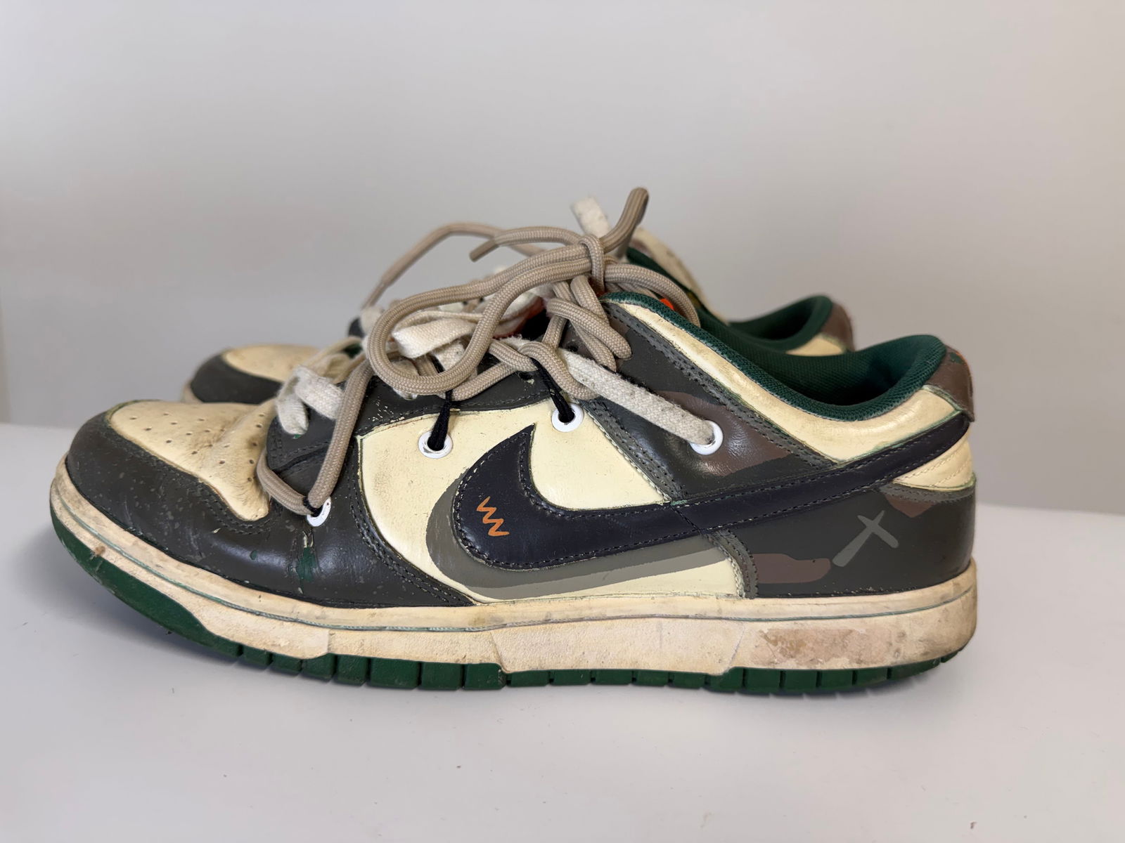 Nike Dunk SB: Dimension: 9 , please note Due to manual measurement, dimensions may vary. Condition: Good used condition, please note buyers are obligated to come to the site to inspect the condition and details of