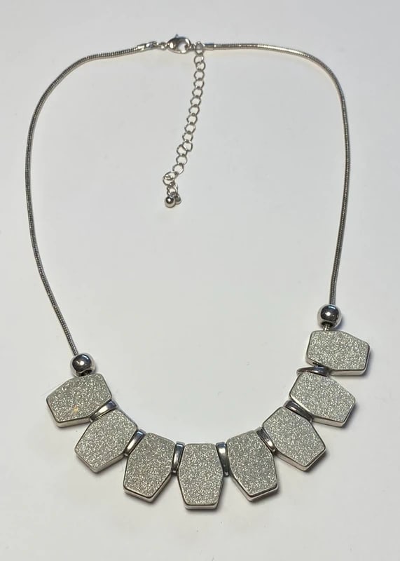 Vintage Modernist Silver Tone Bib Necklace: Dimension: 8 inches/ 20 cm, please note Due to manual measurement, dimensions may vary. Condition: Good used condition, please note buyers are obligated to come to the site to inspect the condition an