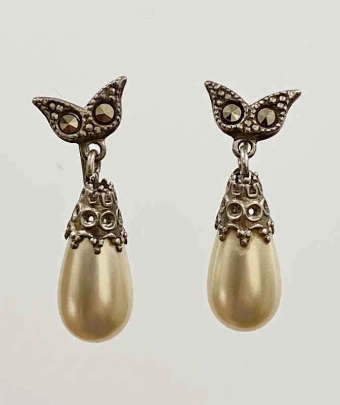 Vintage Art Deco Silver Marcasite & Faux Pearl Cat Earrings: Dimension: 8 inches/ 20 cm, please note Due to manual measurement, dimensions may vary. Condition: Good used condition, please note buyers are obligated to come to the site to inspect the condition an
