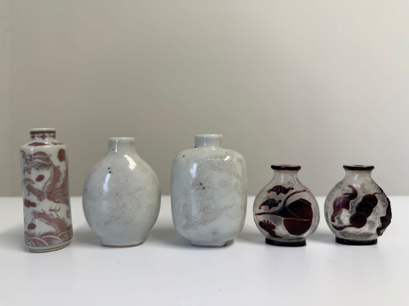Set of 5 Chinese porcelain and glass China snuff bottles (1 of 7)