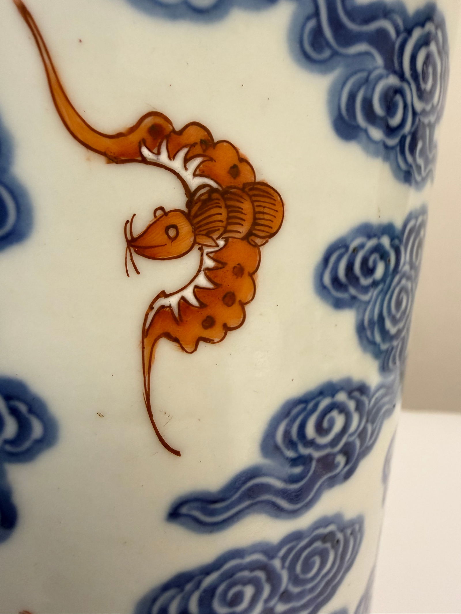 Chinese blue and white red bats porcelain vase China hat stand - 9