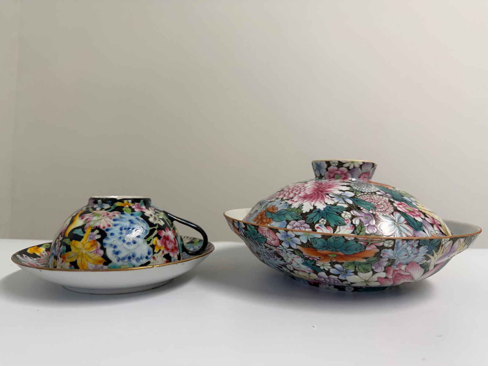 Chinese famille rose porcelain China lid bowl & Tea cup set: Dimension: the lid bowl width 7.6 inch / 19.3 cm and the saucer width 5.8 inch / 13.9 cm , please note Due to manual measurement, dimensions may vary. Condition: Good used condition, please note