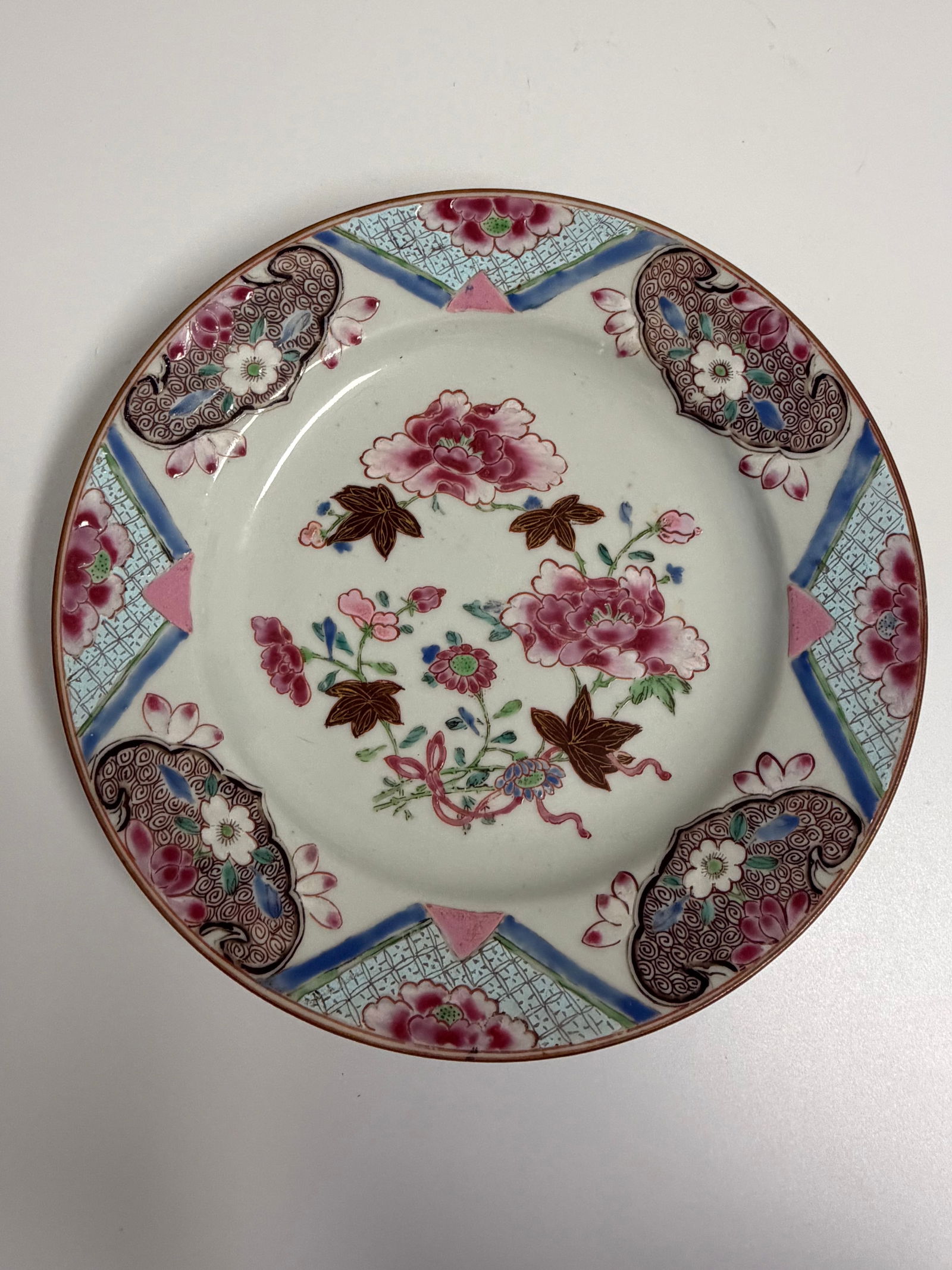 Chinese enameled famille rose China export plates: Dimension: 8.5 inch / 21.5 cm , please note Due to manual measurement, dimensions may vary. Condition: Good used condition, please note buyers are obligated to come to the site to inspect the