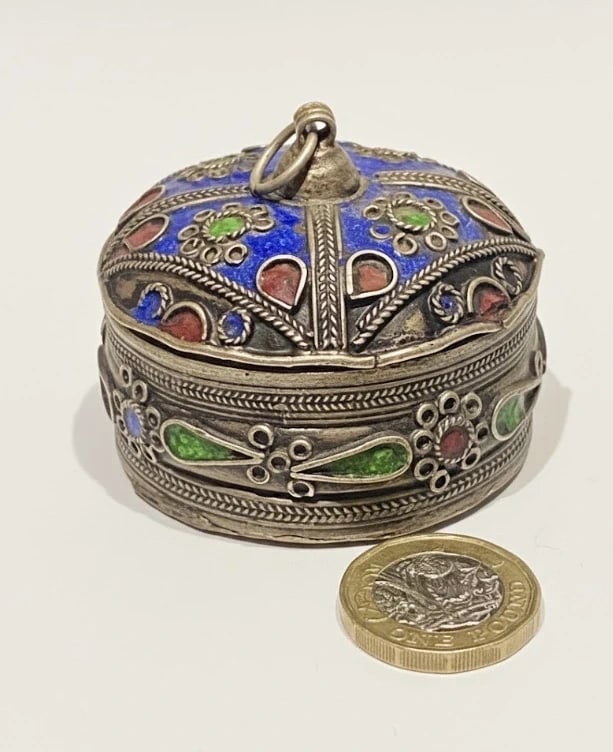Vintage Chinese Cloisonné Trinket Box - White Metal Enamel Pot: Dimension: 8 inches/ 20 cm, please note Due to manual measurement, dimensions may vary. Condition: Good used condition, please note buyers are obligated to come to the site to inspect the condition