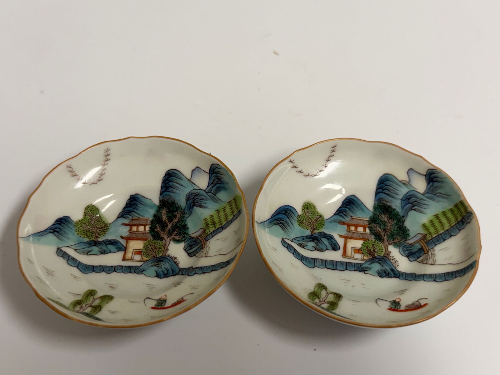 Pair of enameled famille rose China porcelain saucer: Dimension: 2.8 inch / 7.2 cm , please note Due to manual measurement, dimensions may vary. Condition: Good used condition, please note buyers are obligated to come to the site to inspect the