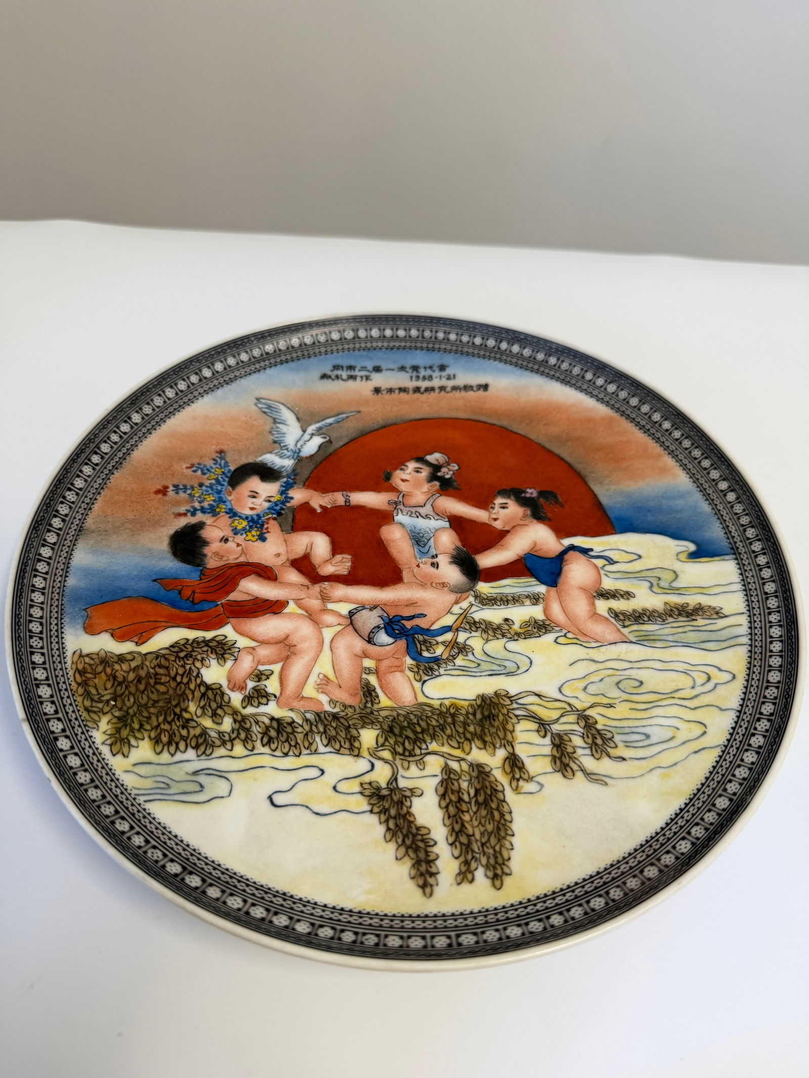 Chinese famille rose porcelain hang plate: Dimension: 8.5 inch / 21.6 cm , please note Due to manual measurement, dimensions may vary. Condition: Good used condition, please note buyers are obligated to come to the site to inspect the