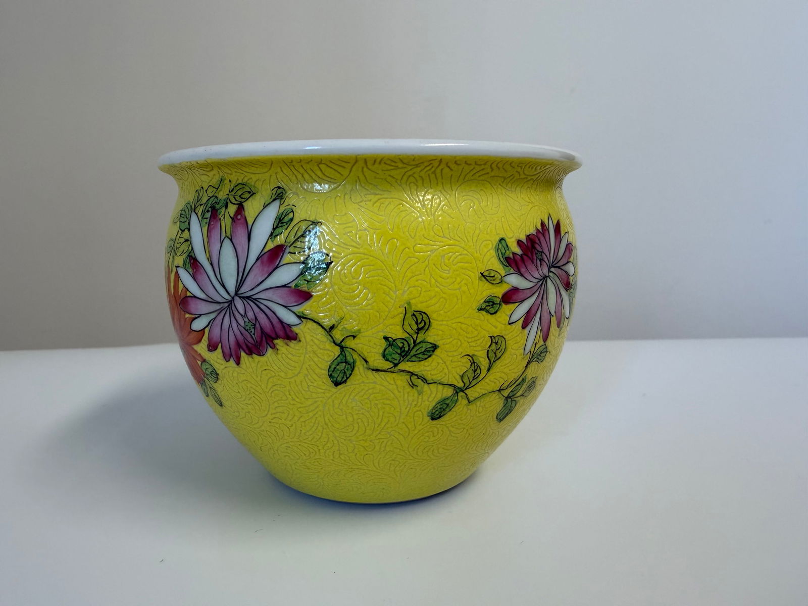 Chinese enameled famille rose porcelain bowl: Dimension: Width 3.7 inch / 9.5 cm , please note Due to manual measurement, dimensions may vary. Condition: Good used condition, please note buyers are obligated to come to the site to inspect the
