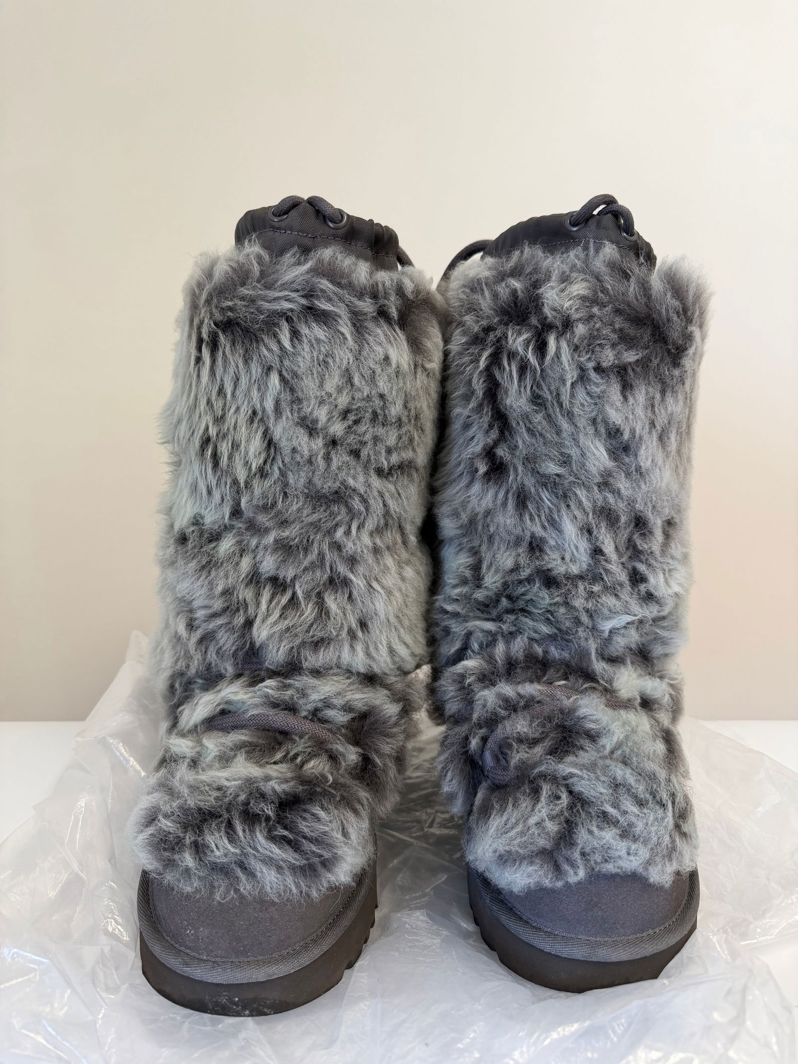 UGG women shoes: Dimension: inch / cm , please note Due to manual measurement, dimensions may vary. Condition: Good used condition, please note buyers are obligated to come to the site to inspect the condition and det