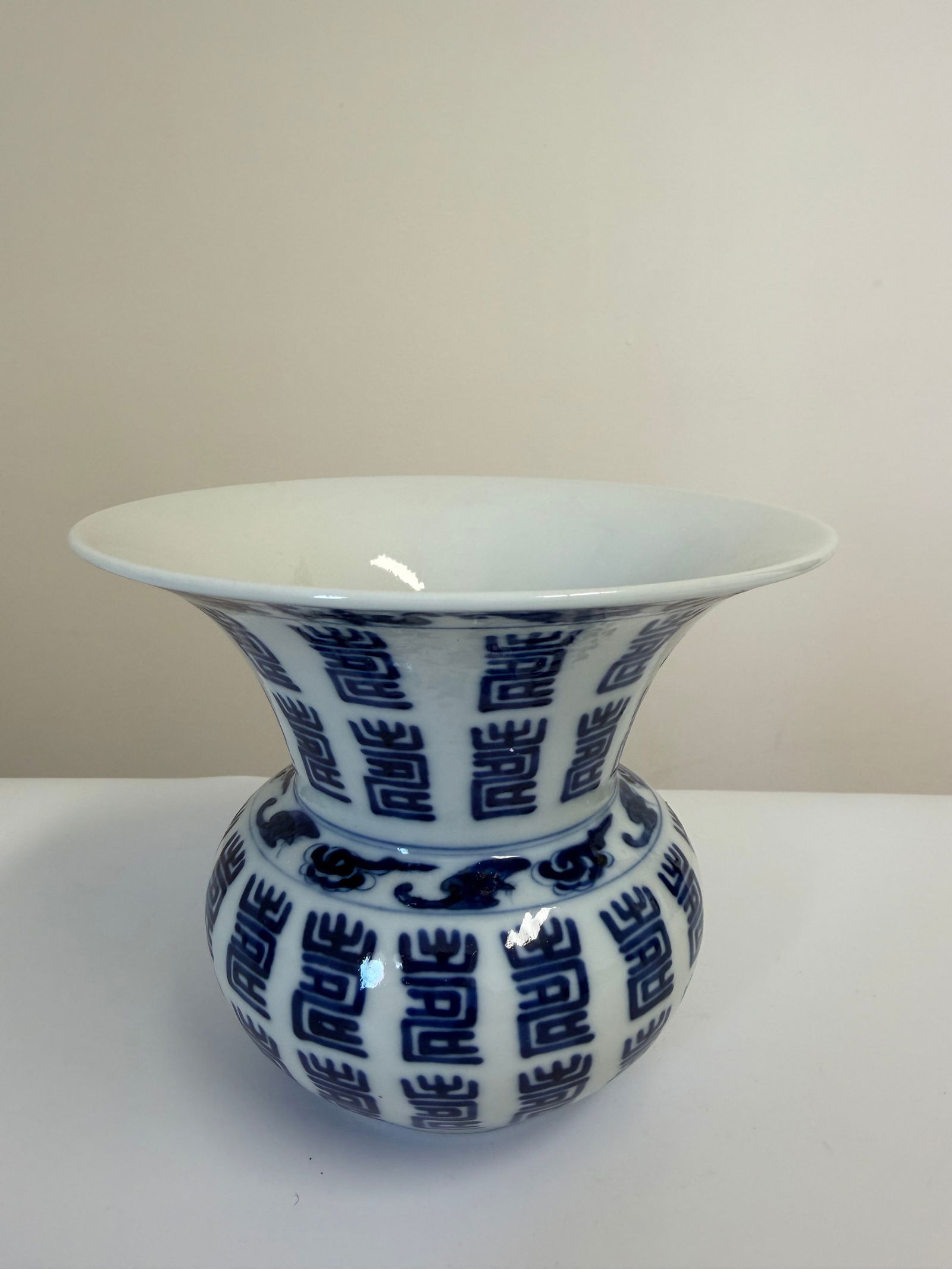 Chinese blue and white China characters vase mark: Dimension: Tall 5.4 inch / 13.8 cm , please note Due to manual measurement, dimensions may vary. Condition: Good used condition, please note buyers are obligated to come to the site to inspect the