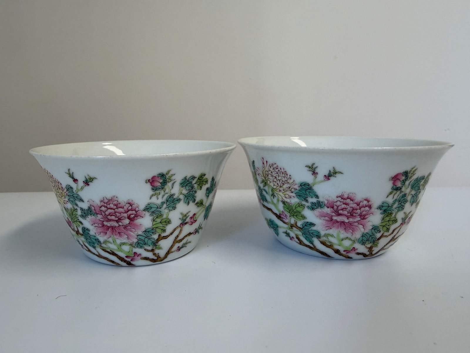 Pair of Chinese egg shell enameled famille rose China porcelain bowls: Dimension: 3.9 inch / 10 cm , please note Due to manual measurement, dimensions may vary. Condition: Good used condition, please note buyers are obligated to come to the site to inspect the