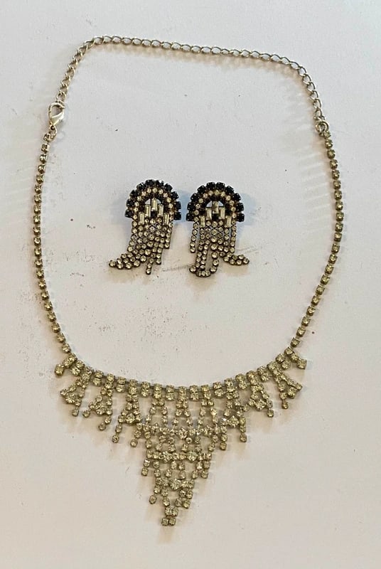 Vintage 1950s Silver & Crystal Rhinestone Waterfall Necklace & Earring Set: Dimension: / cm, please note Due to manual measurement, dimensions may vary. Condition: Good used condition, please note buyers are obligated to come to the site to inspect the condition and