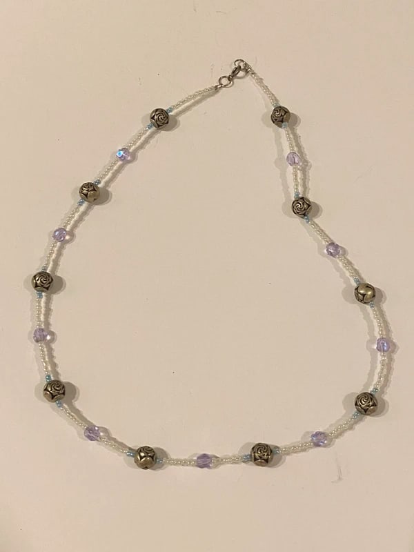 Vintage Lavender Crystal & Silver Rose Necklace: Dimension: / cm, please note Due to manual measurement, dimensions may vary. Condition: Good used condition, please note buyers are obligated to come to the site to inspect the condition and