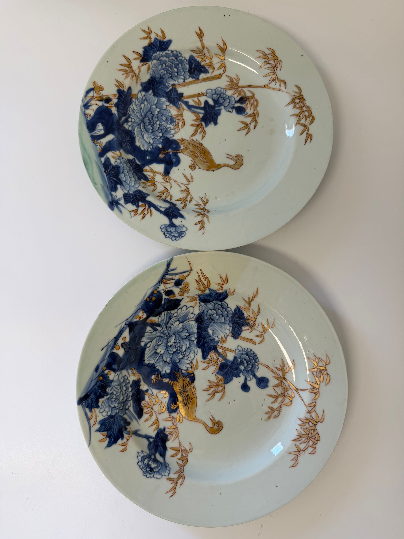 Pair of Chinese blue and white gilded China export plates: Dimension: 8.9 inch / 22.8 cm , please note Due to manual measurement, dimensions may vary. Condition: Good used condition, please note buyers are obligated to come to the site to inspect the