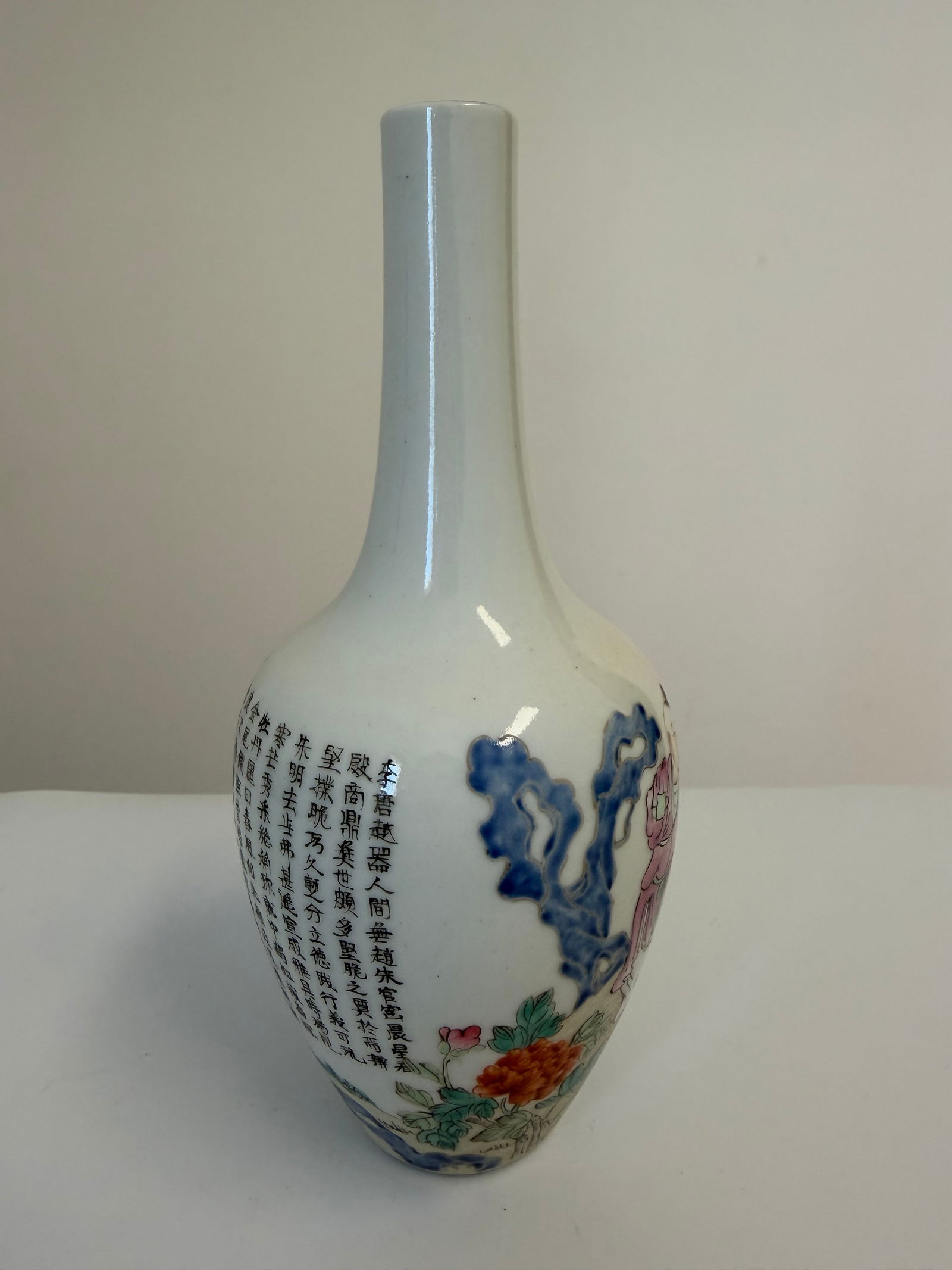 Chinese enameled famille rose porcelain vase blue and white China characters mark: Dimension: 7.4 inch / 18.8 cm , please note Due to manual measurement, dimensions may vary. Condition: Good used condition, please note buyers are obligated to come to the site to inspect the