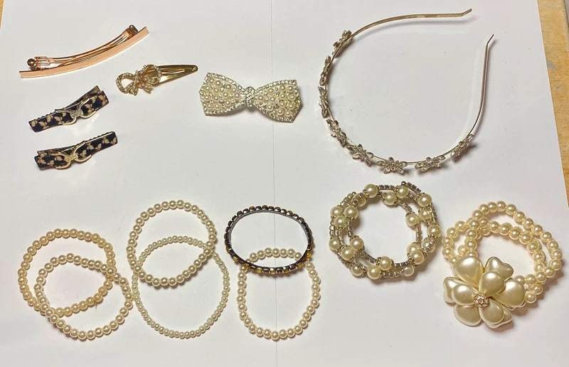 Vintage Job Lot: Faux Pearl & Diamante Hair Clips: Dimension: / , please note Due to manual measurement, dimensions may vary. Condition: Good used condition, please note buyers are obligated to come to the site to inspect the condition and details of