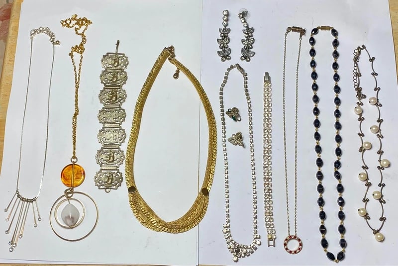 Vintage Costume Jewellery Bundle: Dimension: / , please note Due to manual measurement, dimensions may vary. Condition: Good used condition, please note buyers are obligated to come to the site to inspect the condition and details of
