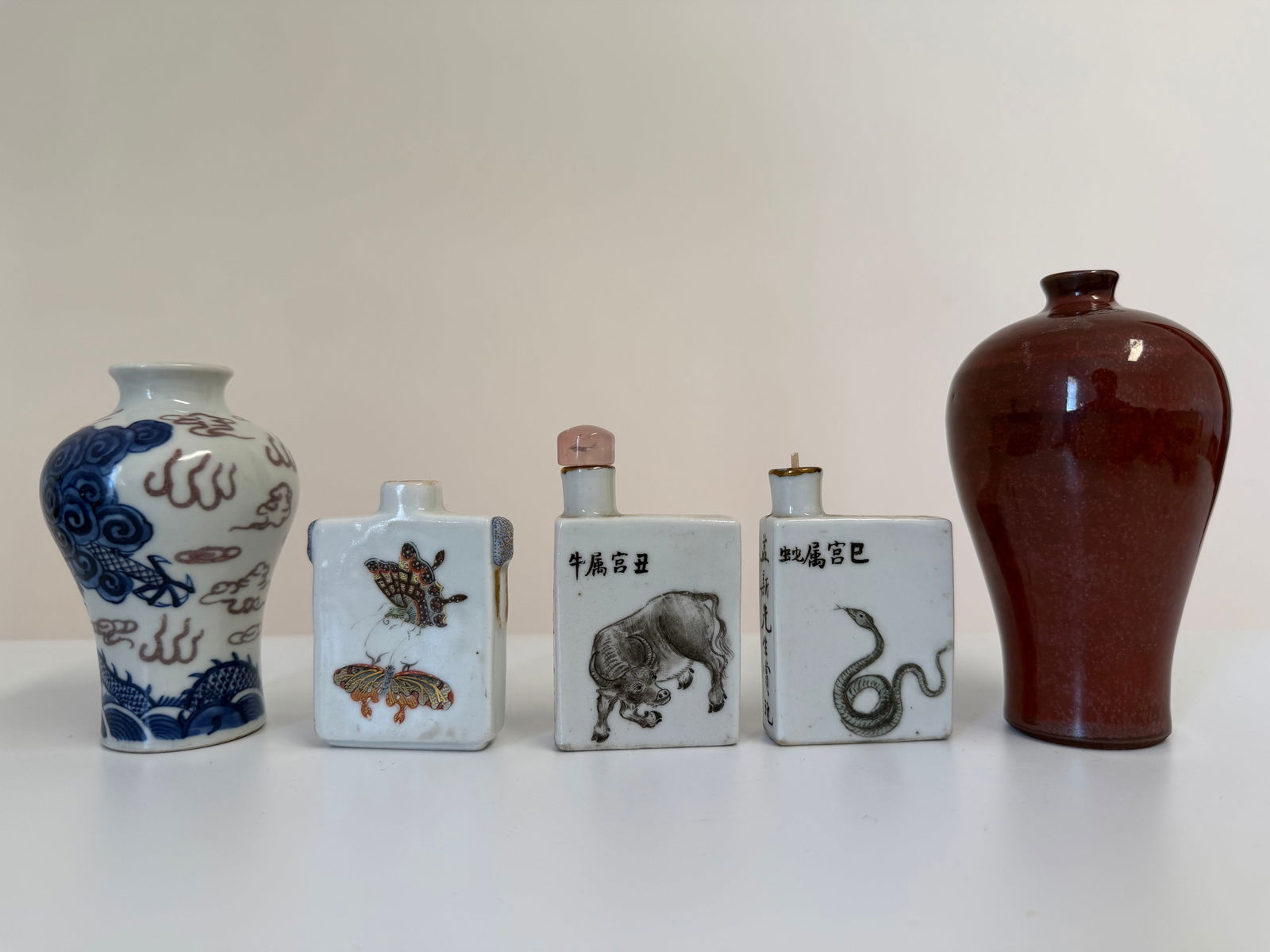 Set of 5 Chinese porcelain snuff bottles (1 of 8)