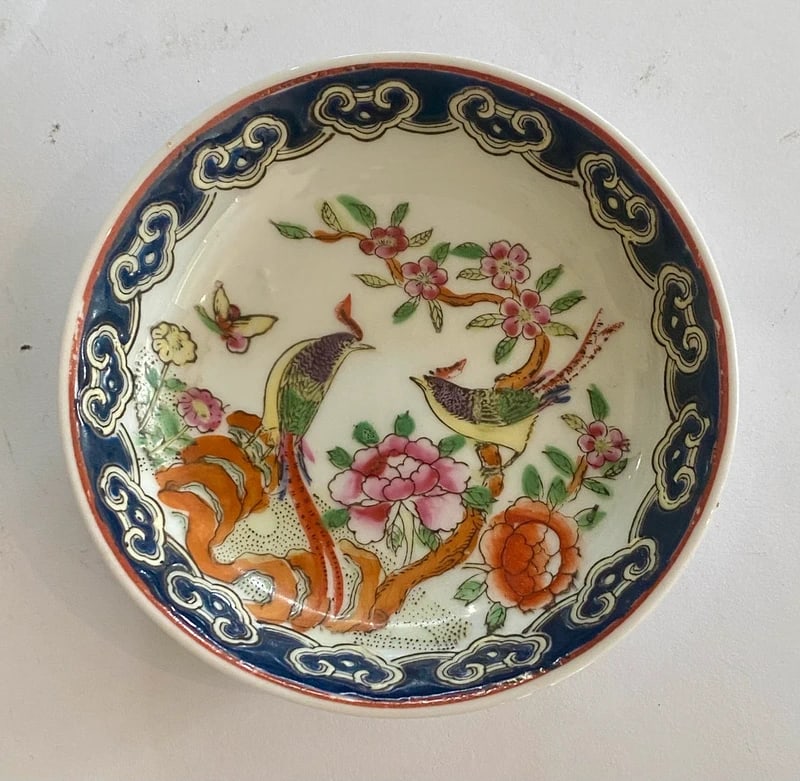 Vintage Macau Hand-Decorated Trinket Dish - Bird & Peony Design: Dimension: 4.5 inches, please note Due to manual measurement, dimensions may vary. Condition: Good used condition, please note buyers are obligated to come to the site to inspect the condition and det