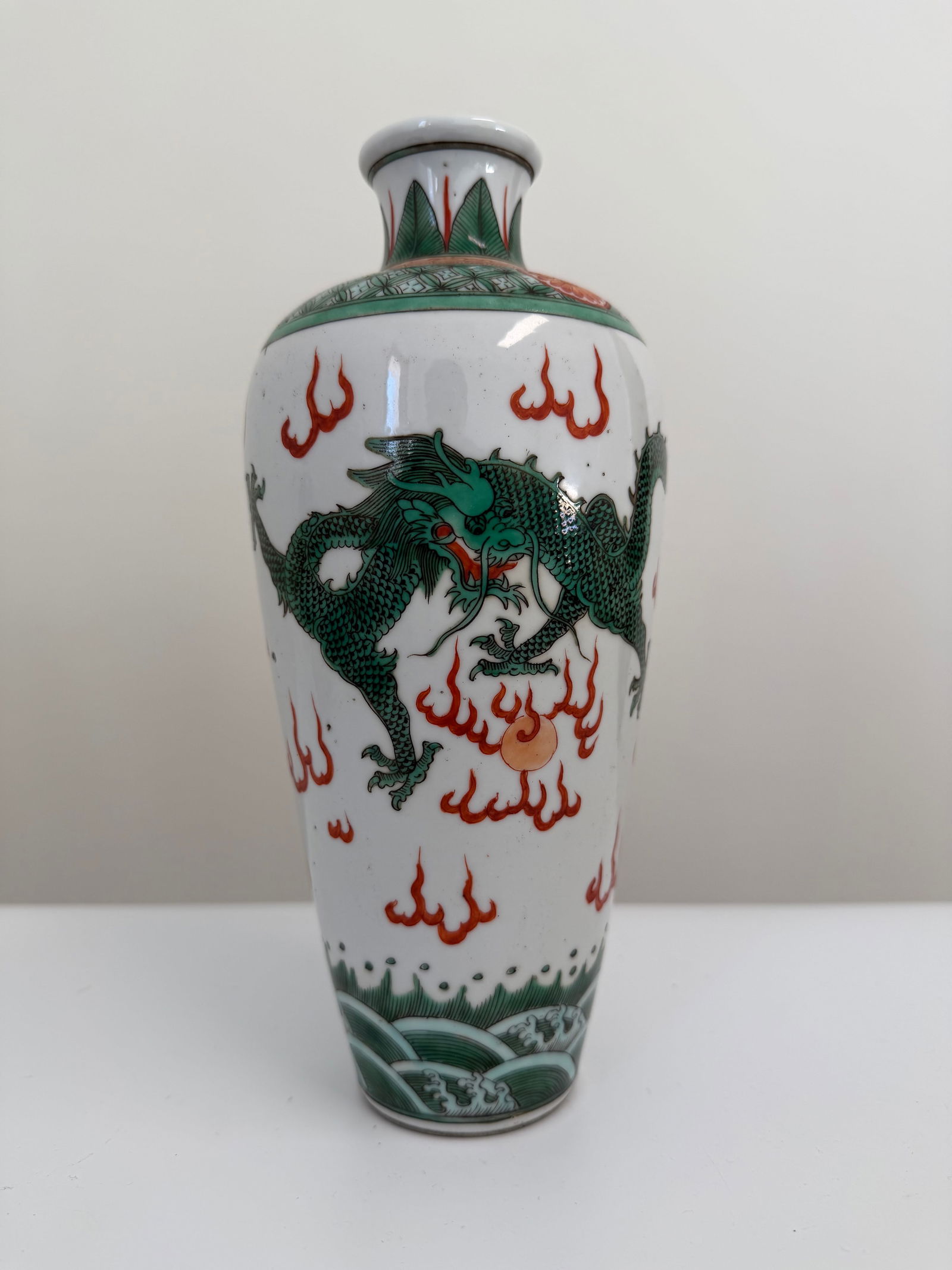 Chinese famille rose green dragon porcelain vase: Dimension: Tall 10 inch / 25.4 cm , please note Due to manual measurement, dimensions may vary. Condition: Good used condition, please note buyers are obligated to come to the site to inspect the