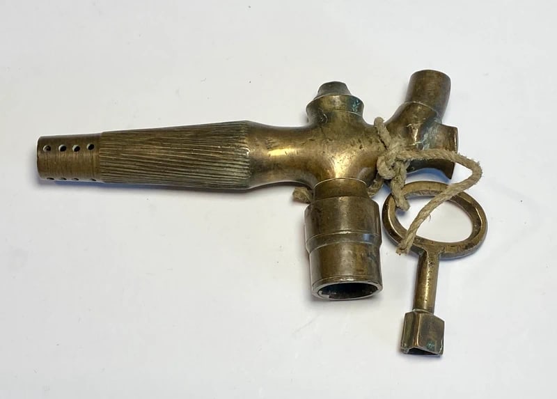 Vintage Brass Barrel Tap & Original Security Key: Dimension: 5 inch / 12.8 cm , please note Due to manual measurement, dimensions may vary. Condition: Good used condition, please note buyers are obligated to come to the site to inspect the