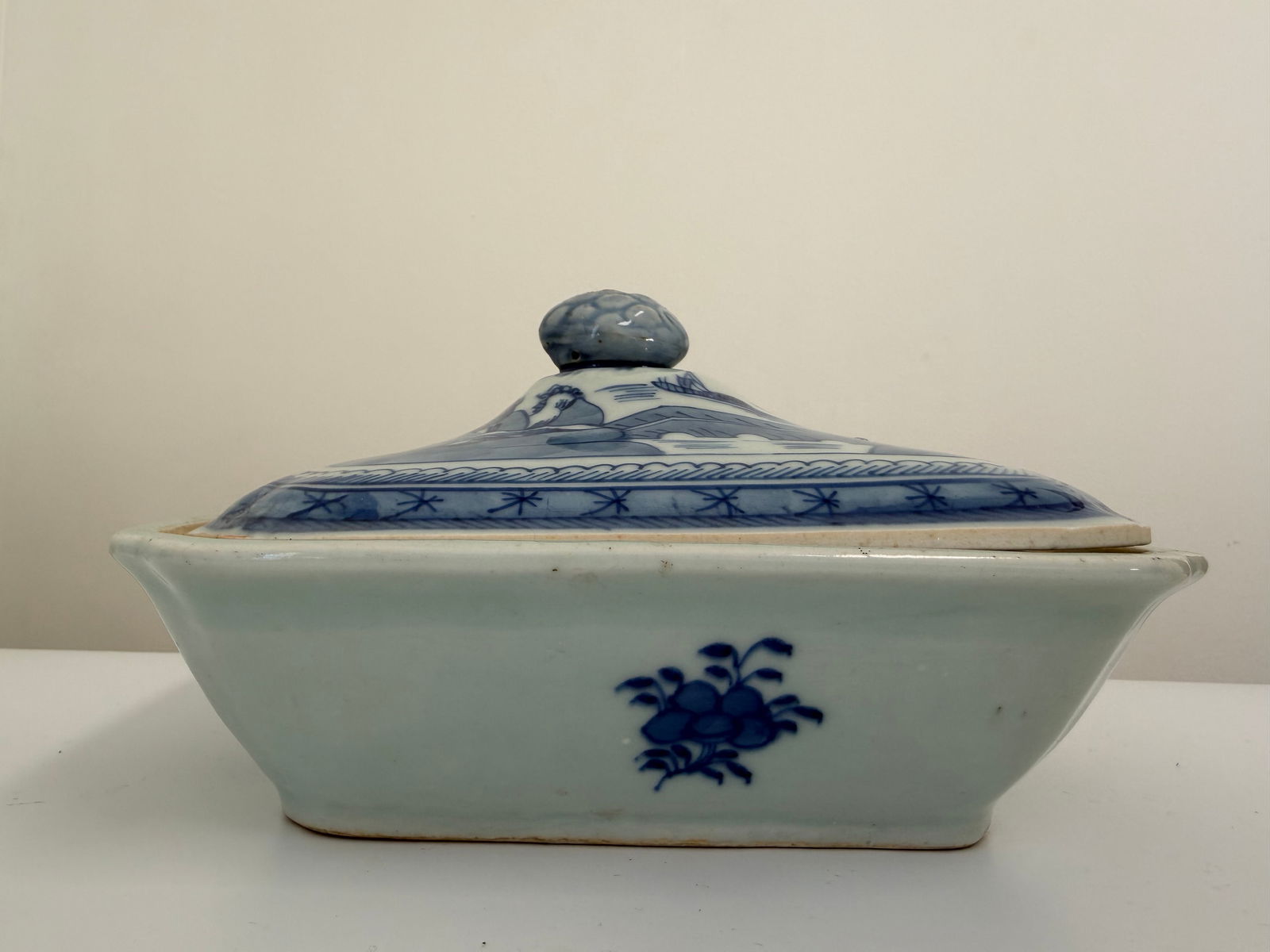Chinese blue and white Nanking porcelain lid bowl: Dimension: width 8.4 inch / 21.3 cm , please note Due to manual measurement, dimensions may vary. Condition: Good used condition, please note buyers are obligated to come to the site to inspect the