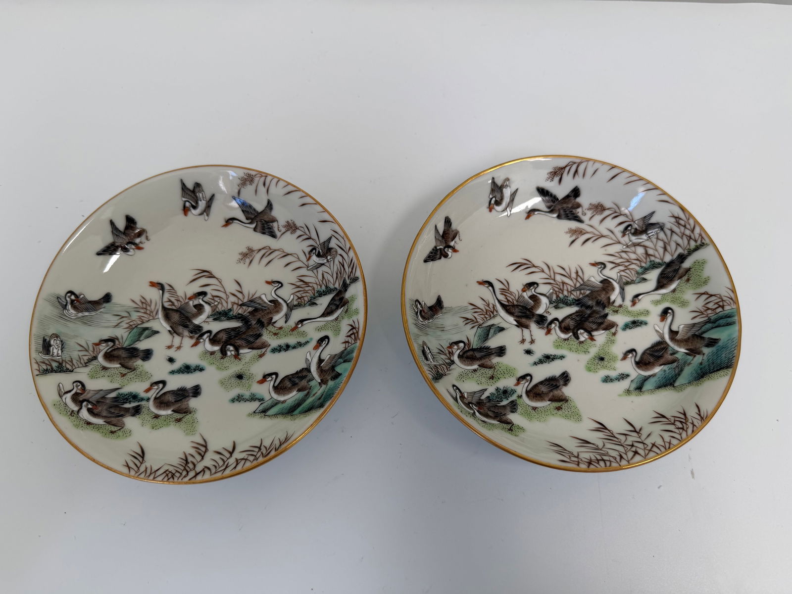 Pair of Chinese famille rose ducks porcelain plates: Dimension: 5.5 inch / 14 cm , please note Due to manual measurement, dimensions may vary. Condition: Good used condition, please note buyers are obligated to come to the site to inspect the