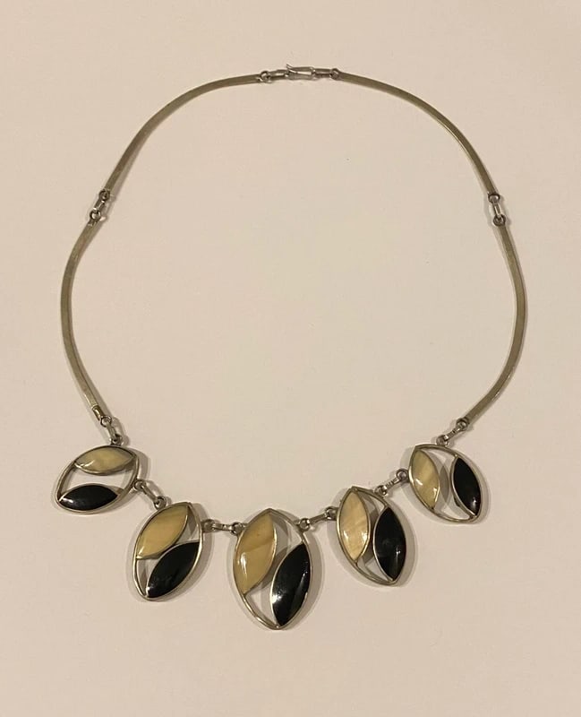 Vintage 1970s Style Double-Sided Pendant Necklace: Dimension: / , please note Due to manual measurement, dimensions may vary. Condition: Good used condition, please note buyers are obligated to come to the site to inspect the condition and details