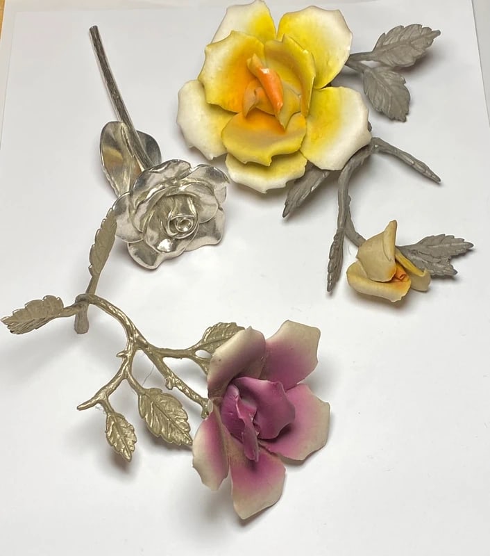 Set of 3 Vintage Porcelain Roses on Metal Stems: Dimension: 6.9 inch / 15.2 cm , please note Due to manual measurement, dimensions may vary. Condition: Good used condition, please note buyers are obligated to come to the site to inspect the conditio
