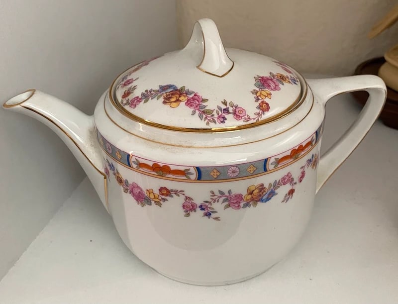 Minton “Rose, Pansy & Forget-me-not” Teapot: Dimension: 5.7 inch / 13.5 cm , please note Due to manual measurement, dimensions may vary. Condition: Good used condition, please note buyers are obligated to come to the site to inspect the