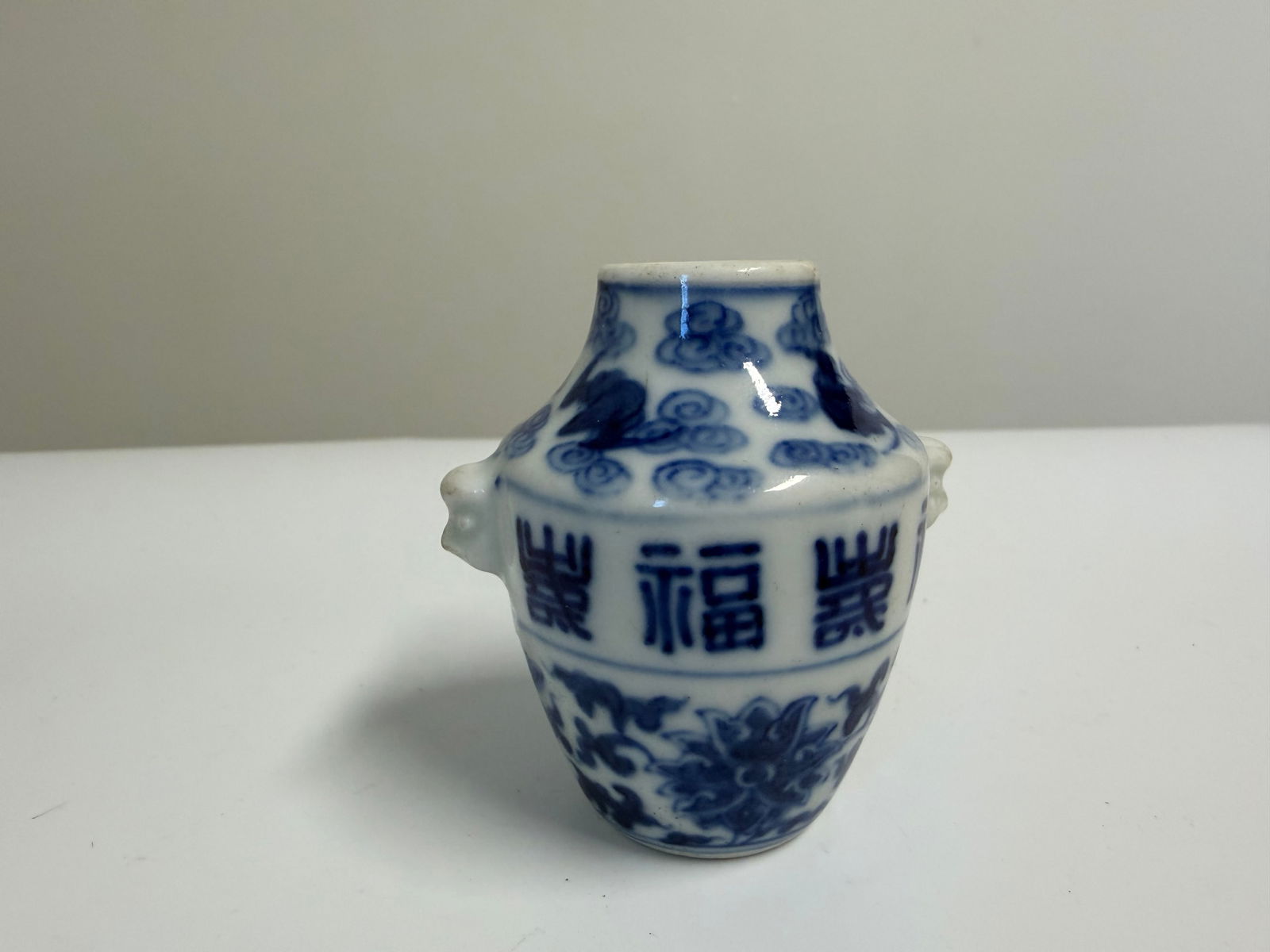 Chinese blue and white lotus & bats porcelain snuff bottle: Dimension: 3.6 inch / 6.5 cm , please note Due to manual measurement, dimensions may vary. Condition: Good used condition, please note buyers are obligated to come to the site to inspect the