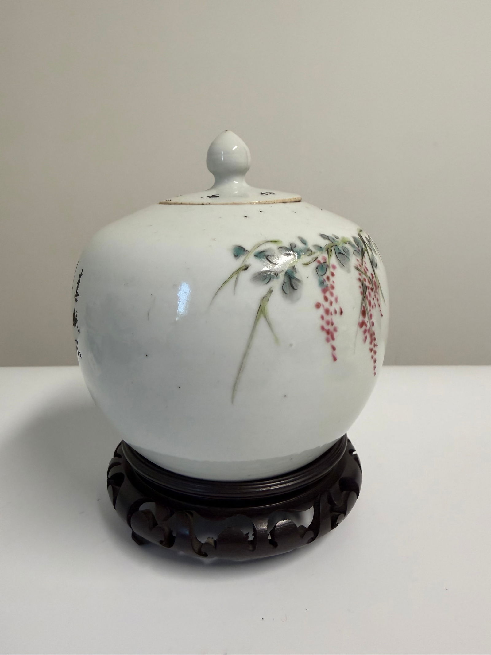 Chinese famille rose China scholar Lid jar: Dimension: Tall 5.9 inch / 15 cm , please note Due to manual measurement, dimensions may vary. Condition: Good used condition, please note buyers are obligated to come to the site to inspect the