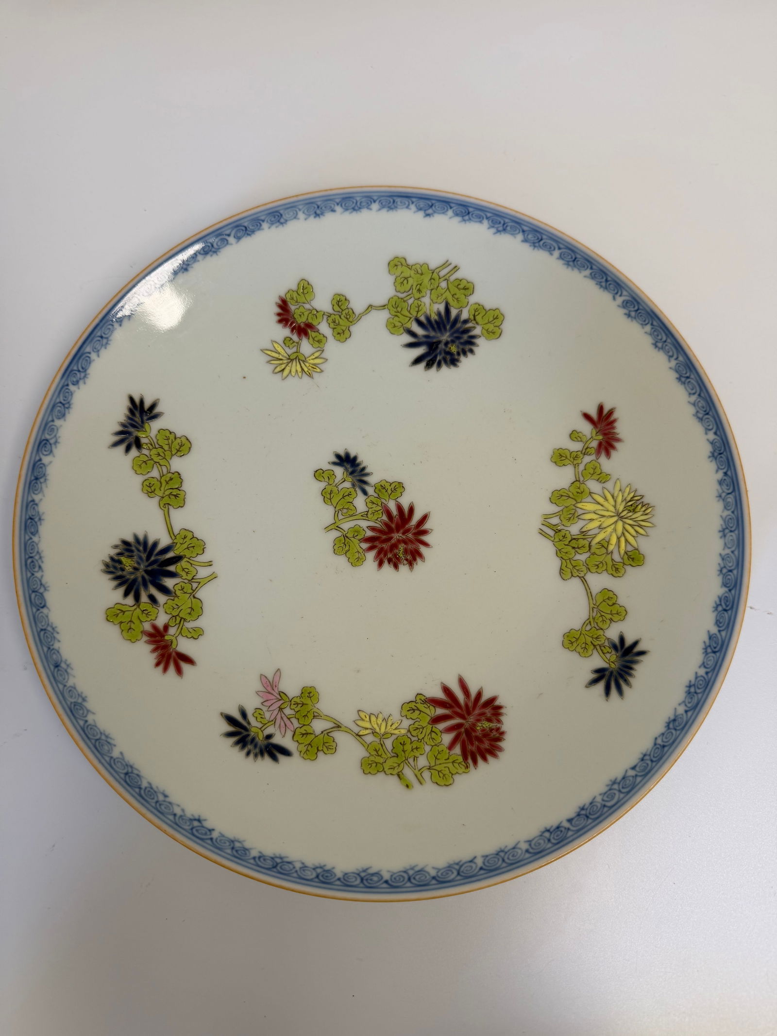 Chinese blue and white & famille rose porcelain plates: Dimension: 7.9 inch / 20.1 cm , please note Due to manual measurement, dimensions may vary. Condition: Good used condition, please note buyers are obligated to come to the site to inspect the conditio