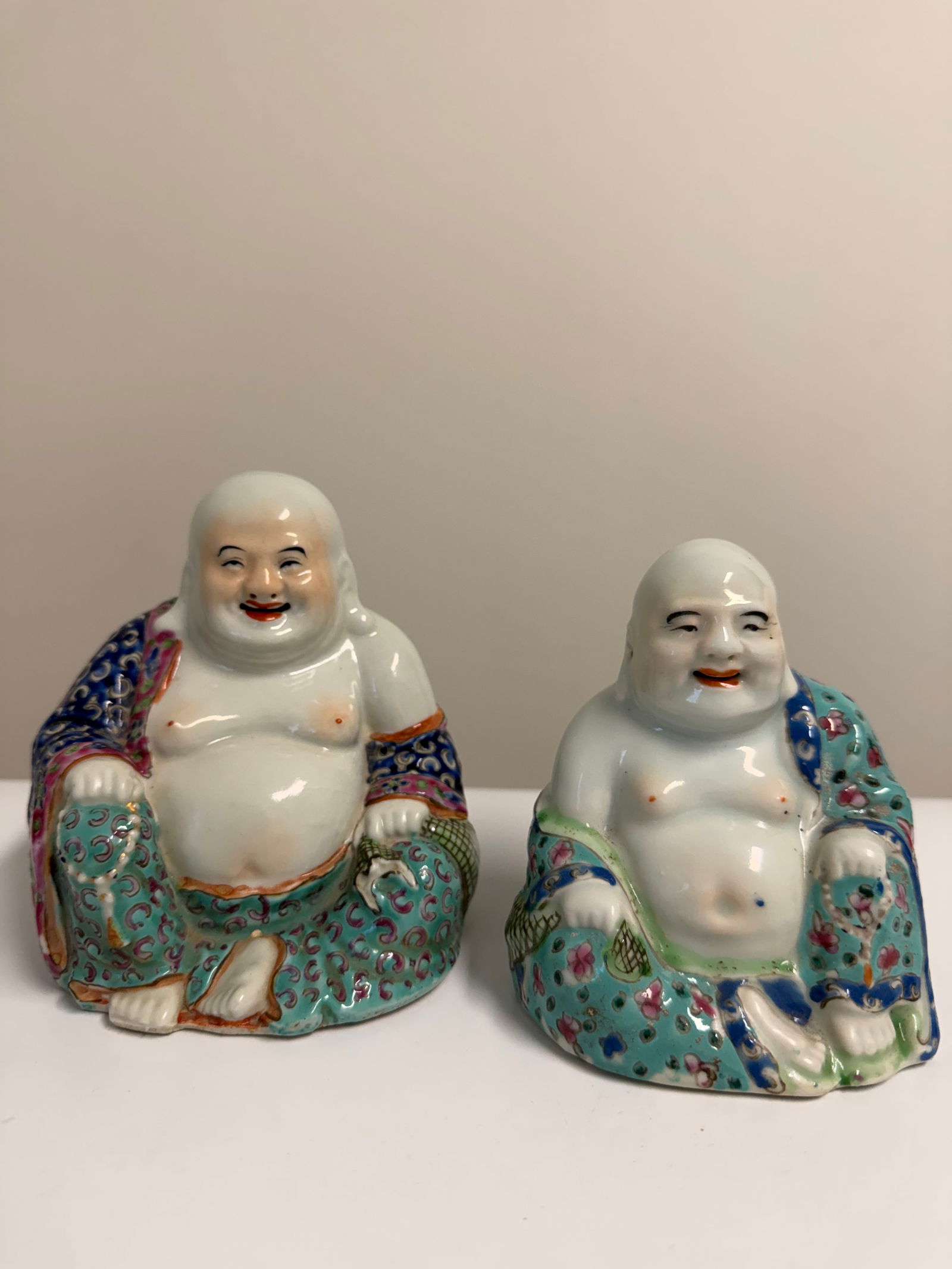 Set of 2 Chinese famille rose porcelain Buddha mark: Dimension: 4.7-5.5 inch / 12-14 cm , please note Due to manual measurement, dimensions may vary. Condition: Good used condition, please note buyers are obligated to come to the site to inspect the