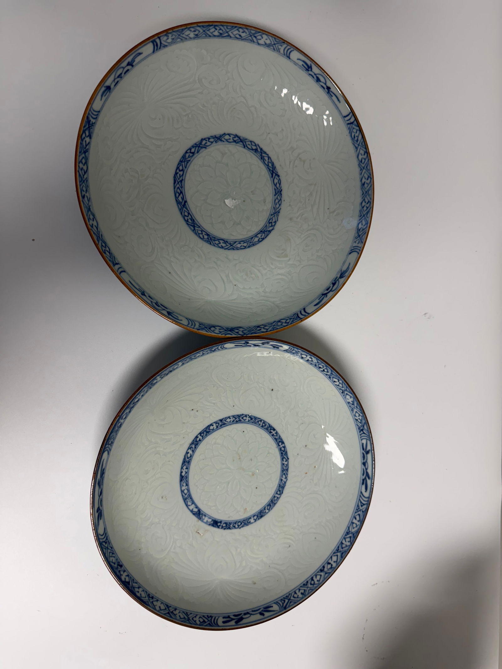Pair of Chinese blue and white China export plates: Dimension: 8.6 inch / 22 cm , please note Due to manual measurement, dimensions may vary. Condition: Good used condition, please note buyers are obligated to come to the site to inspect the