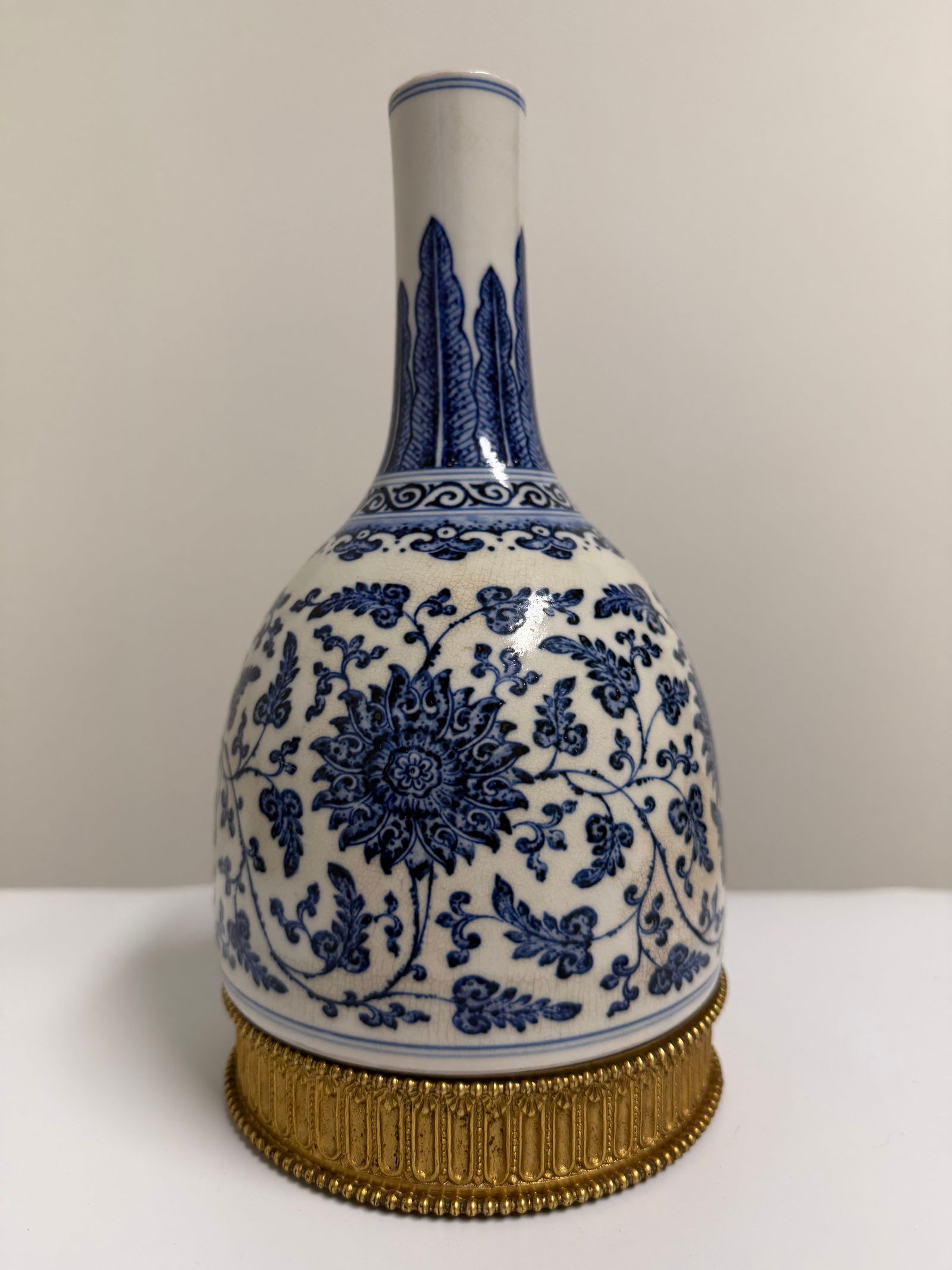 Chinese blue and white ice crack porcelain lotus China porcelain vase: Dimension: 9 inch / 22.8 cm , please note Due to manual measurement, dimensions may vary. Condition: Good used condition, please note buyers are obligated to come to the site to inspect the