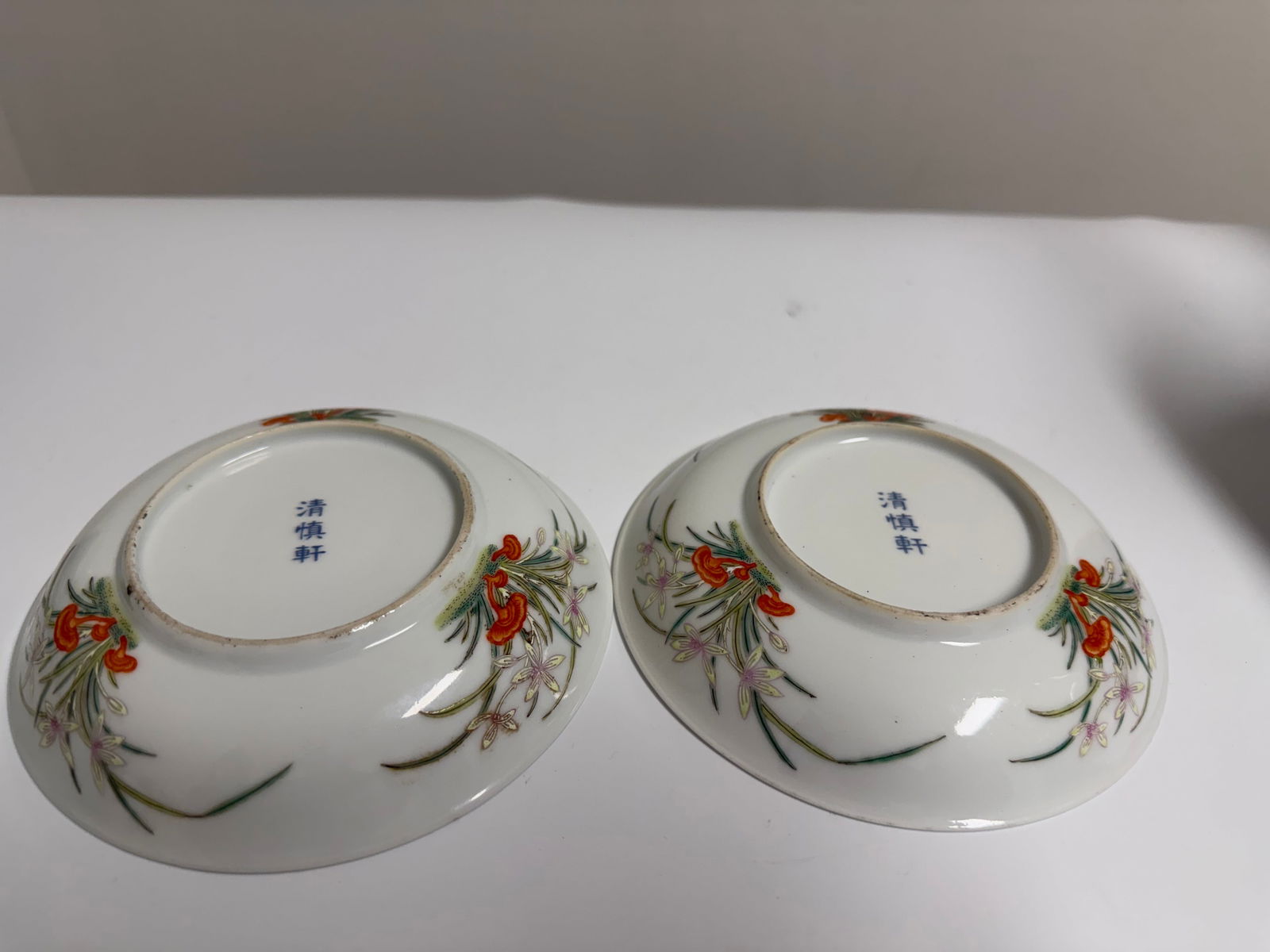 Pair of Chinese enameled famille rose porcelain plates: Dimension: 5.5 inch / 14.1 cm , please note Due to manual measurement, dimensions may vary. Condition: Good used condition, please note buyers are obligated to come to the site to inspect the